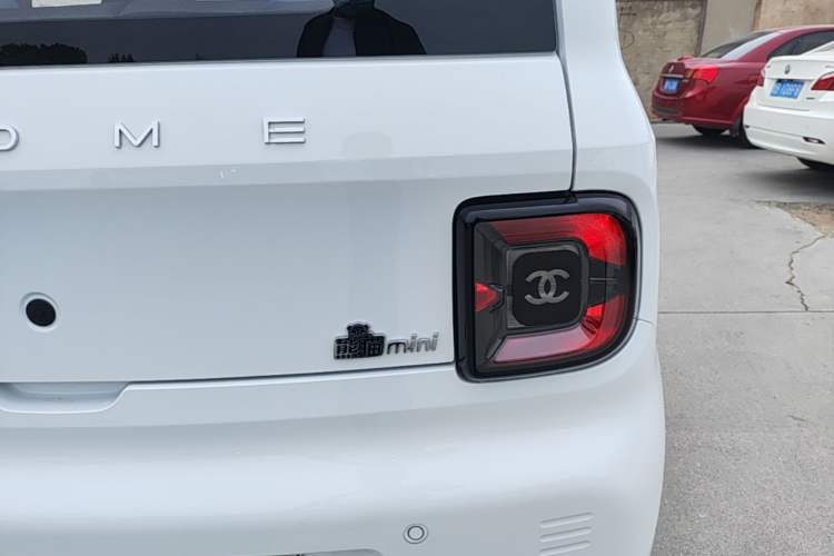 Used Geely Galaxy Panda 2024 Panda Mini 200km Endurance Bear Right Rear Taillight