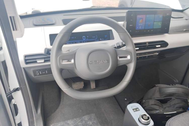 Used Geely Galaxy Panda 2024 Panda Mini 200km Endurance Bear Steering Wheel