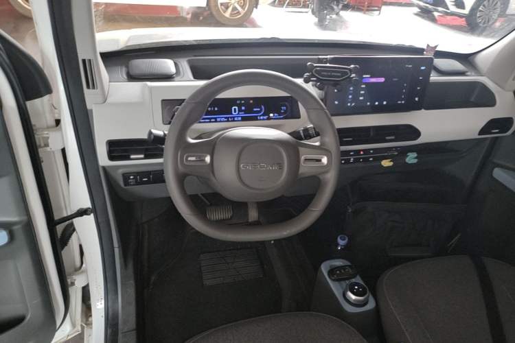 Used Geely Galaxy Panda 2024 Panda Mini 200km Endurance Bear Steering Wheel