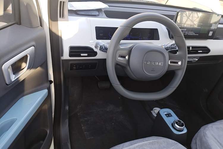 Used Geely Galaxy Panda 2024 Panda Mini 200km Endurance Bear Steering Wheel