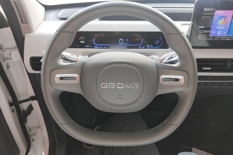 Used Geely Galaxy Panda 2024 Panda Mini 200km Endurance Bear Steering Wheel