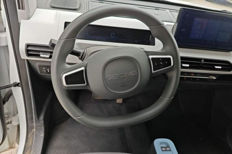 Used Geely Galaxy Panda 2024 Panda Mini 200km Endurance Bear Steering Wheel