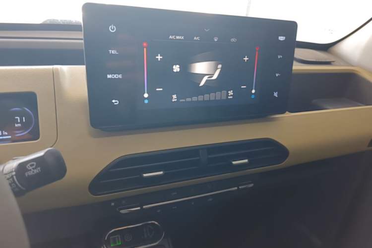 Used Geely Galaxy Panda 2024 200km Panda Rider Audio And AC Panel