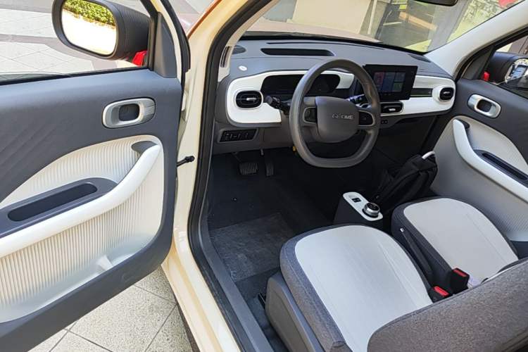 Used Geely Galaxy Panda 2024 Panda Mini 200km Endurance Bear Driver Seat