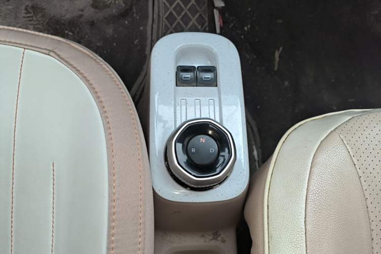 Used Geely Galaxy Panda 2024 Panda Mini 200km Endurance Bear Gear Lever