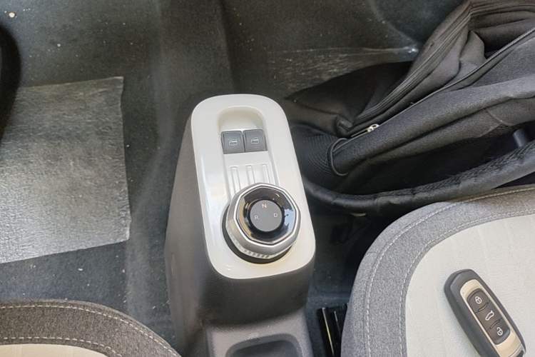 Used Geely Galaxy Panda 2024 Panda Mini 200km Endurance Bear Gear Lever