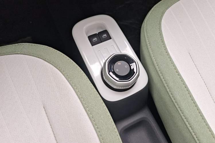 Used Geely Galaxy Panda 2025 210 km – Yuanqi Bear Gear Lever
