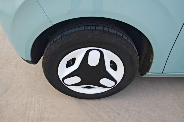 Used Geely Galaxy Panda 2025 210 km – Yuanqi Bear Left Front Wheel Hub