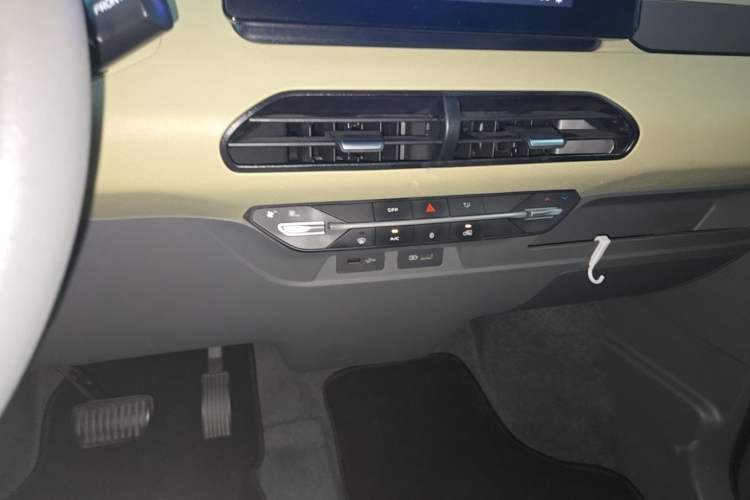 Used Geely Galaxy Panda 2025 210km Panda Rider Audio And AC Panel