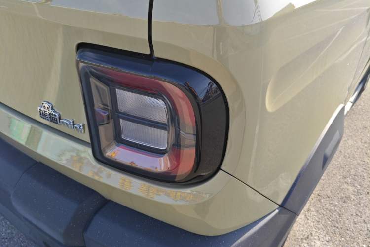 Used Geely Galaxy Panda 2025 210km Panda Rider Right Rear Taillight