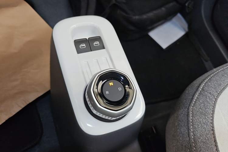 Used Geely Galaxy Panda 2025 210 km – Yuanqi Bear Gear Lever