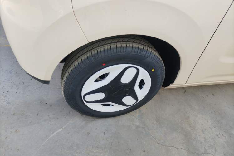 Used Geely Galaxy Panda 2025 210 km – Yuanqi Bear Left Front Wheel Hub