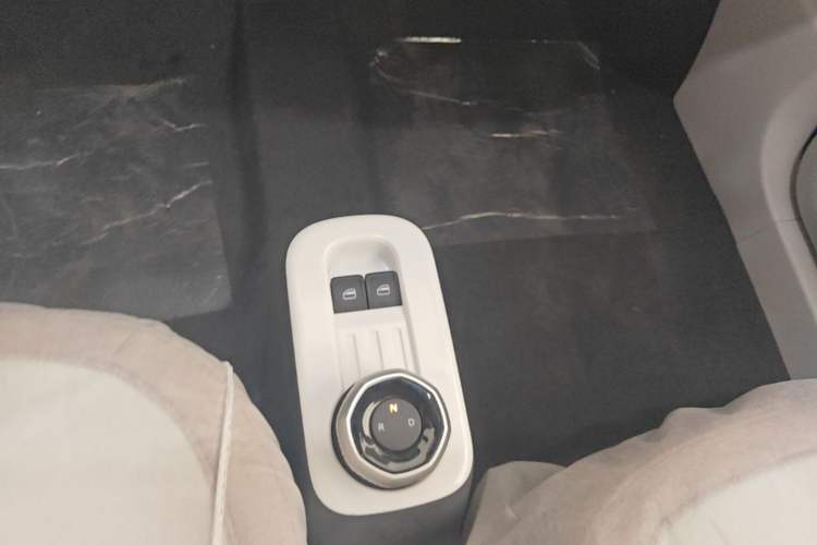 Used Geely Galaxy Panda 2025 210 km – Yuanqi Bear Gear Lever