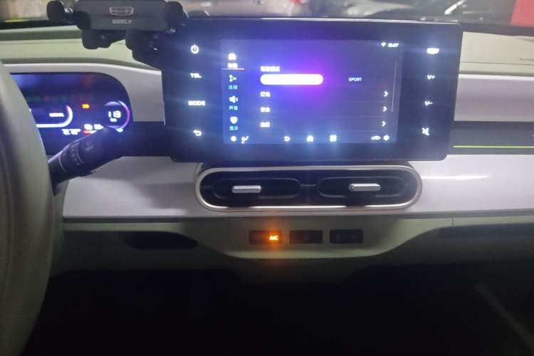 Used Geely Galaxy Panda 2025 210km Panda Rider Audio And AC Panel
