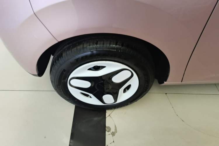 Used Geely Galaxy Panda 2025 210 km – Yuanqi Bear Left Front Wheel Hub