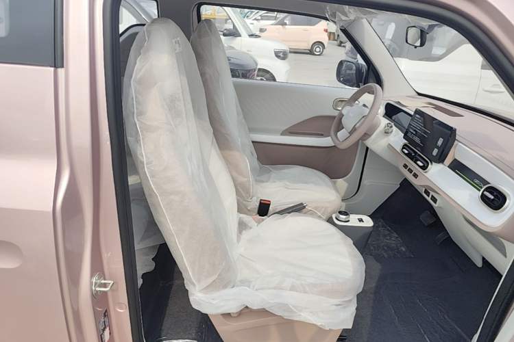 Used Geely Galaxy Panda 2025 210 km – Yuanqi Bear Right Front Seat