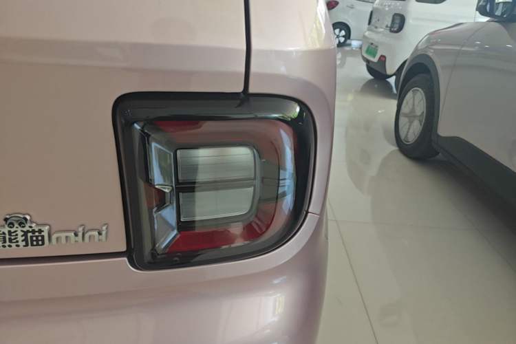 Used Geely Galaxy Panda 2025 210 km – Yuanqi Bear Right Rear Taillight