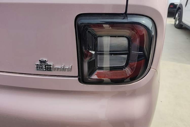 Used Geely Galaxy Panda 2025 210 km – Yuanqi Bear Right Rear Taillight