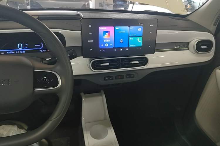 Used Geely Galaxy Panda 2025 210 km – Yuanqi Bear Audio And AC Panel