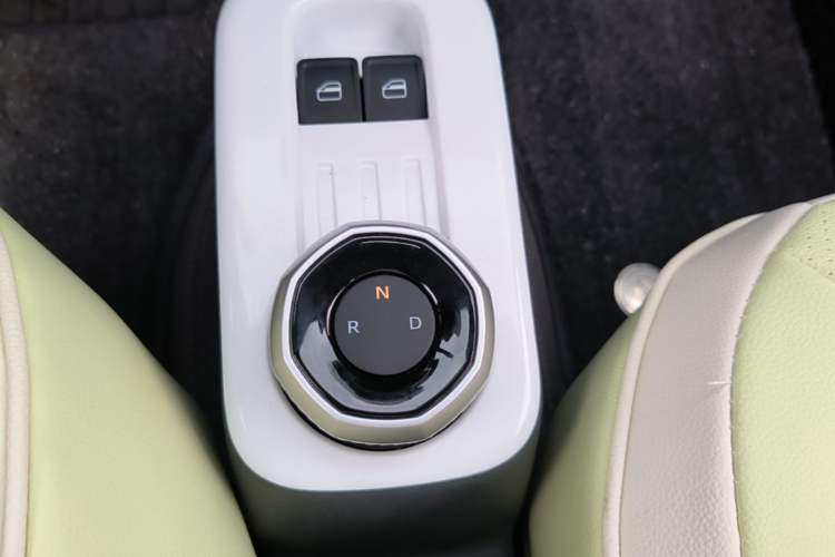 Used Geely Galaxy Panda 2025 210 km – Yuanqi Bear Gear Lever