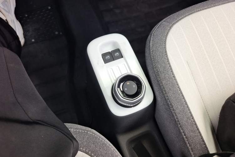 Used Geely Galaxy Panda 2025 210 km – Yuanqi Bear Gear Lever