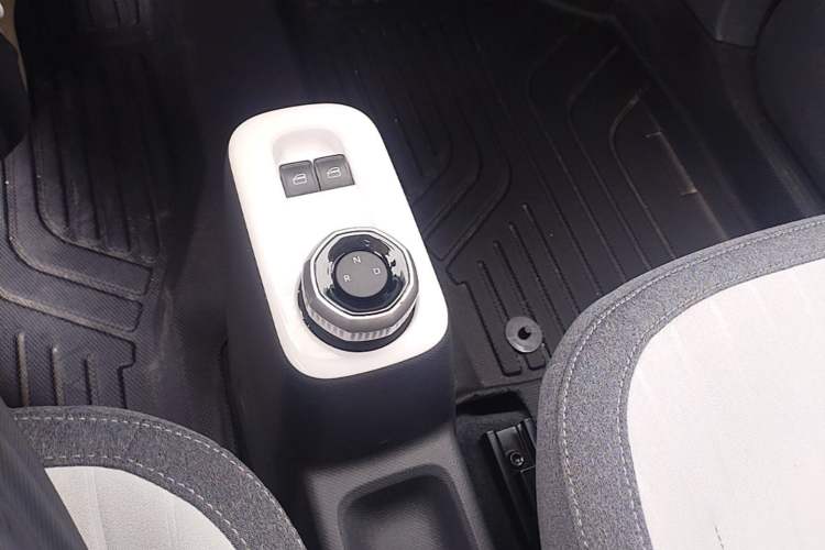 Used Geely Galaxy Panda 2025 210 km – Yuanqi Bear Gear Lever