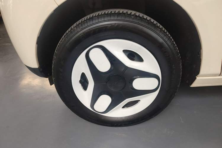 Used Geely Galaxy Panda 2025 210 km – Yuanqi Bear Left Front Wheel Hub