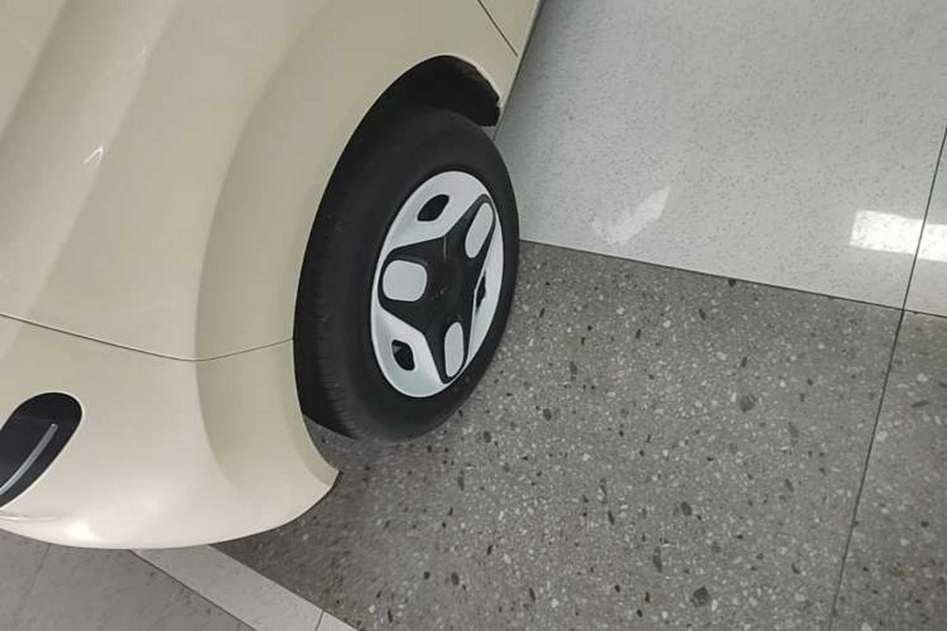 Used Geely Galaxy Panda 2025 210 km – Yuanqi Bear Left Front Wheel Hub