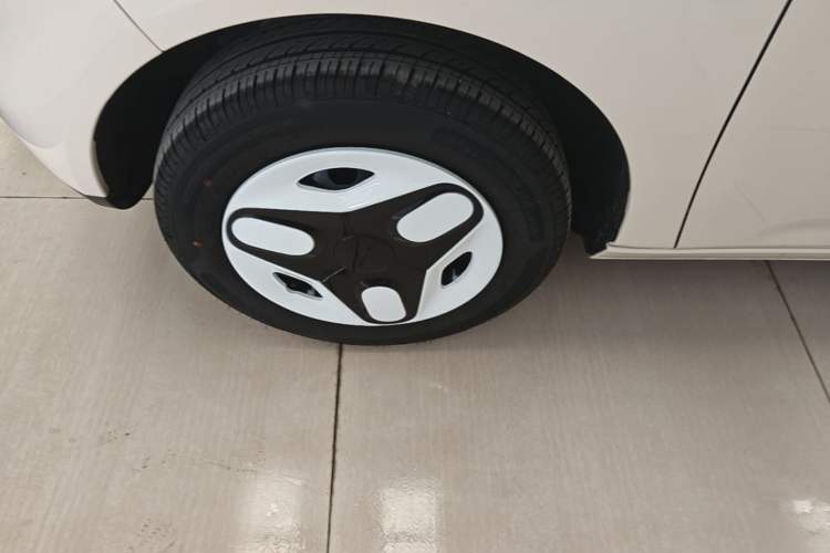 Used Geely Galaxy Panda 2025 210 km – Yuanqi Bear Left Front Wheel Hub