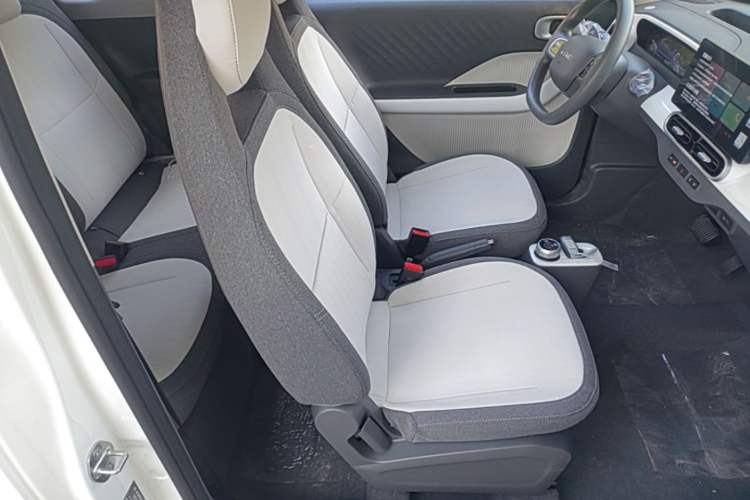 Used Geely Galaxy Panda 2025 210 km – Yuanqi Bear Right Front Seat