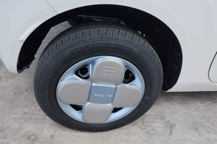 Used Geely Galaxy Panda 2025 210 km – Yuanqi Bear Right Rear Wheel Hub