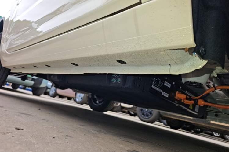 Used Geely Galaxy Panda 2025 210 km – Yuanqi Bear Right Side Sill