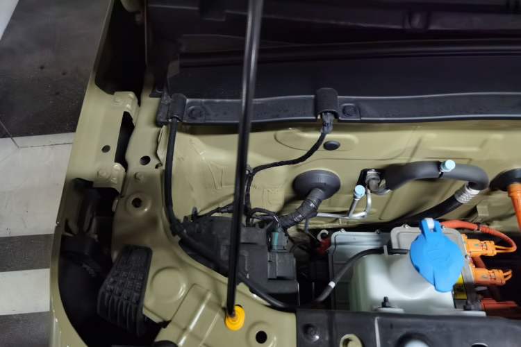 Used Geely Galaxy Panda 2025 210km Panda Rider Engine Bay Right