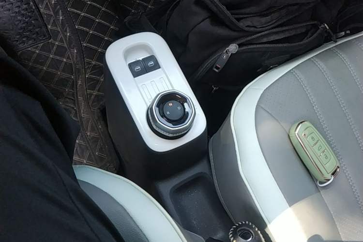 Used Geely Galaxy Panda 2025 210 km – Yuanqi Bear Gear Lever