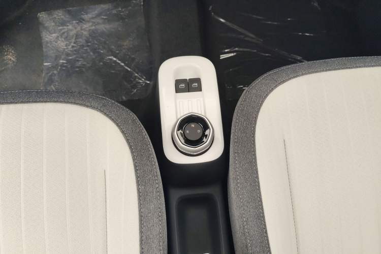 Used Geely Galaxy Panda 2025 210 km – Yuanqi Bear Gear Lever
