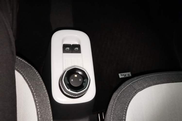 Used Geely Galaxy Panda 2025 210 km – Yuanqi Bear Gear Lever