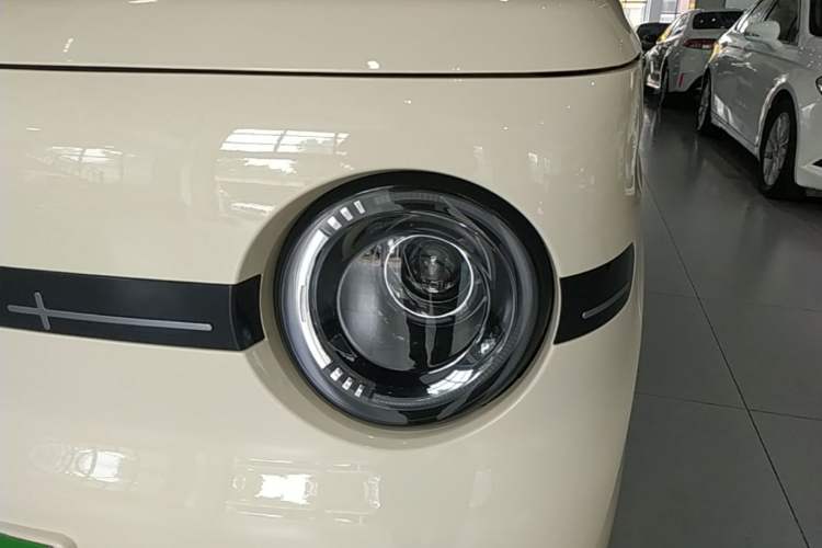 Used Geely Galaxy Panda 2025 210 km – Yuanqi Bear Left Front Headlight