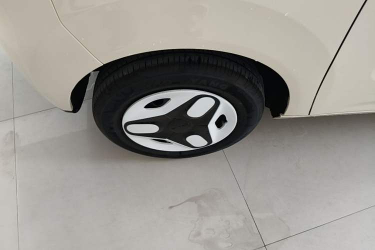 Used Geely Galaxy Panda 2025 210 km – Yuanqi Bear Left Front Wheel Hub