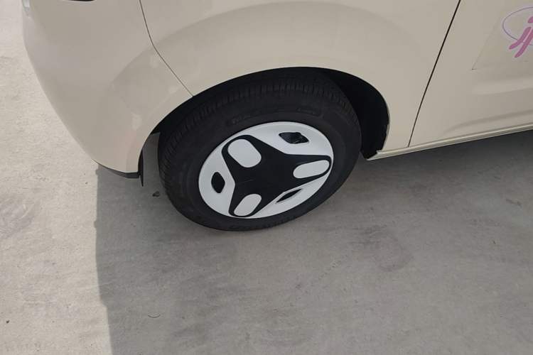 Used Geely Galaxy Panda 2025 210 km – Yuanqi Bear Left Front Wheel Hub