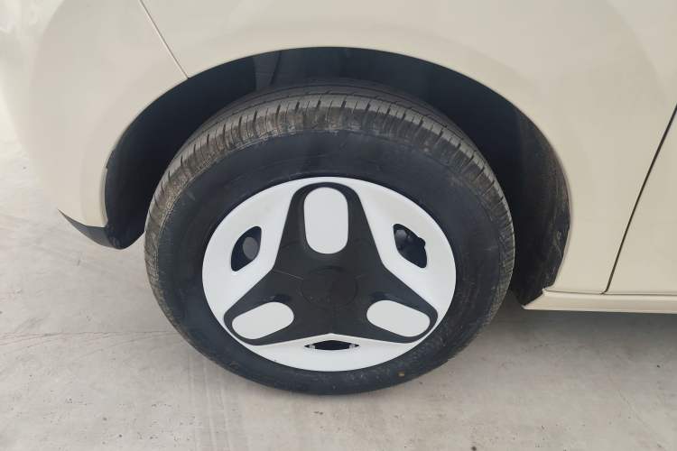 Used Geely Galaxy Panda 2025 210 km – Yuanqi Bear Left Front Wheel Hub