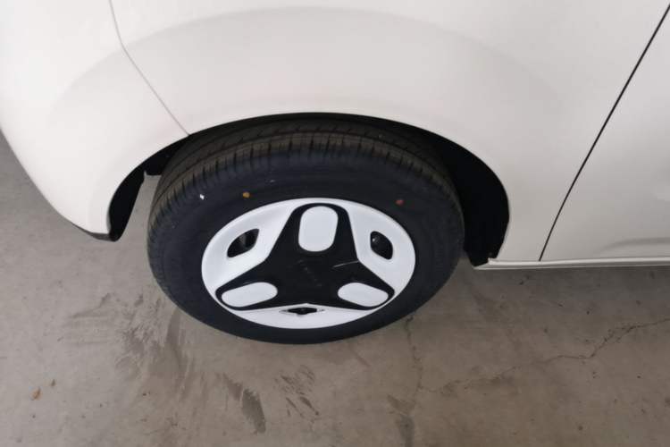 Used Geely Galaxy Panda 2025 210 km – Yuanqi Bear Left Front Wheel Hub
