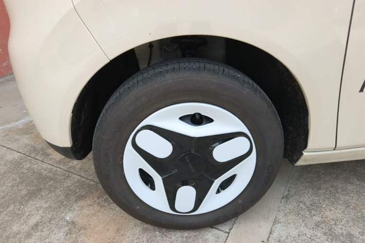 Used Geely Galaxy Panda 2025 210 km – Yuanqi Bear Left Front Wheel Hub