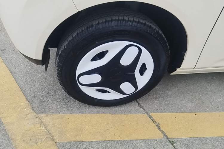 Used Geely Galaxy Panda 2025 210 km – Yuanqi Bear Left Front Wheel Hub