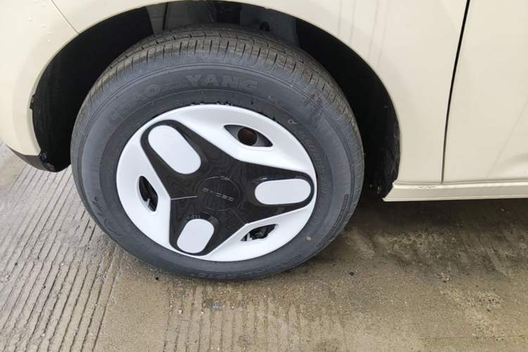 Used Geely Galaxy Panda 2025 210 km – Yuanqi Bear Left Front Wheel Hub