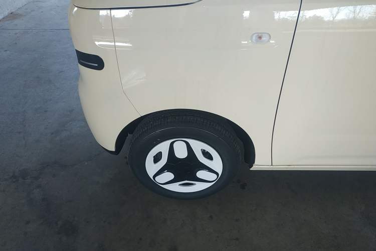 Used Geely Galaxy Panda 2025 210 km – Yuanqi Bear Left Front Wheel Hub