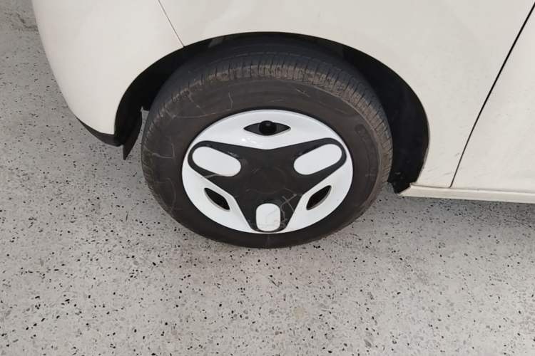 Used Geely Galaxy Panda 2025 210 km – Yuanqi Bear Left Front Wheel Hub
