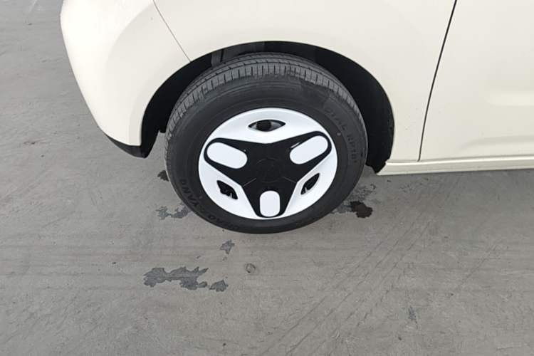 Used Geely Galaxy Panda 2025 210 km – Yuanqi Bear Left Front Wheel Hub
