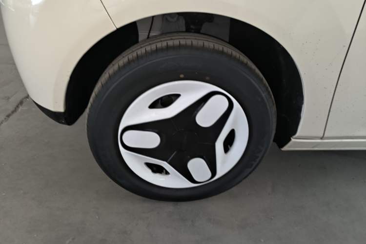 Used Geely Galaxy Panda 2025 210 km – Yuanqi Bear Left Front Wheel Hub