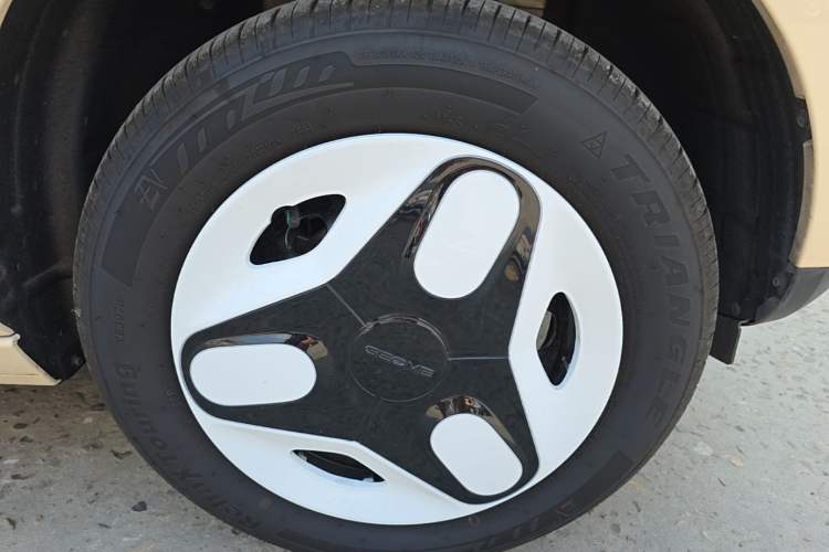 Used Geely Galaxy Panda 2025 210 km – Yuanqi Bear Right Front Wheel Hub