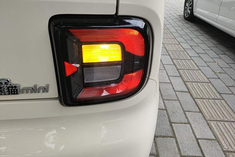 Used Geely Galaxy Panda 2025 210 km – Yuanqi Bear Right Rear Taillight